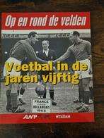 Voetbal in de jaren vijftig - Nostalgisch voetbalboek, Ophalen of Verzenden, Zo goed als nieuw
