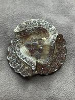 Grote bruiloftbroche briche in vorm van bloem met strass, Overige materialen, Gebruikt, Ophalen of Verzenden, Zilver