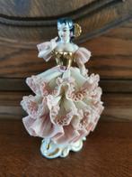 Dresden porselein beeldje met kant en gouden topje, Ophalen of Verzenden, Zo goed als nieuw, Dier