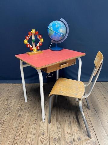 Vintage tafel + stoeltje kind uit Frankrijk beschikbaar voor biedingen