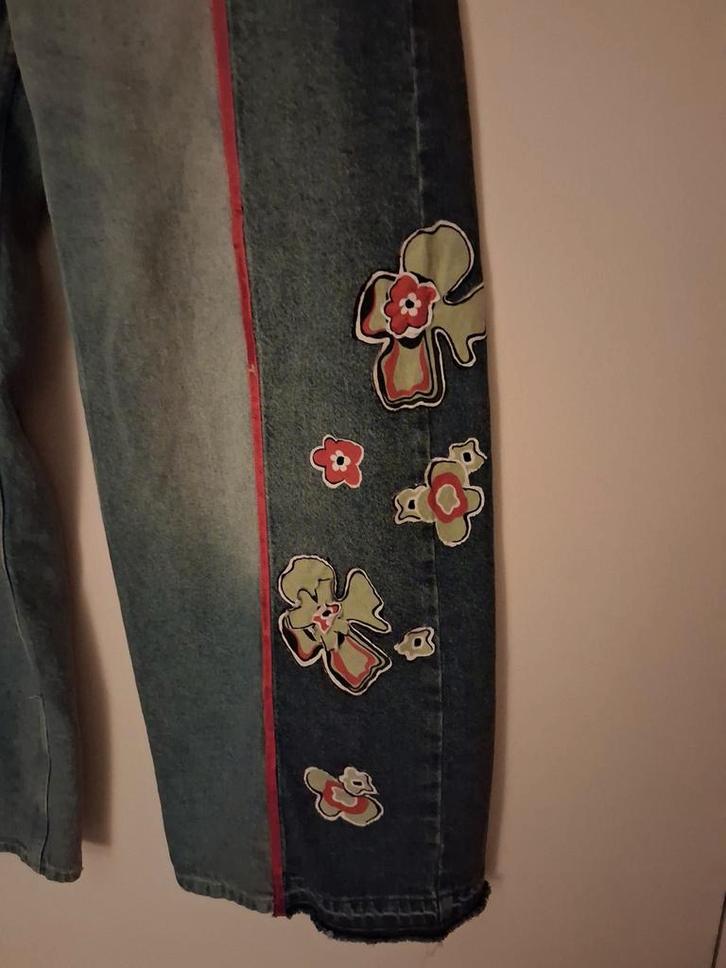 Pull&Bear Jeans W28 Bloemen Applicaties, Kleding | Dames, Spijkerbroeken en Jeans, Zo goed als nieuw, W28 - W29 (confectie 36)