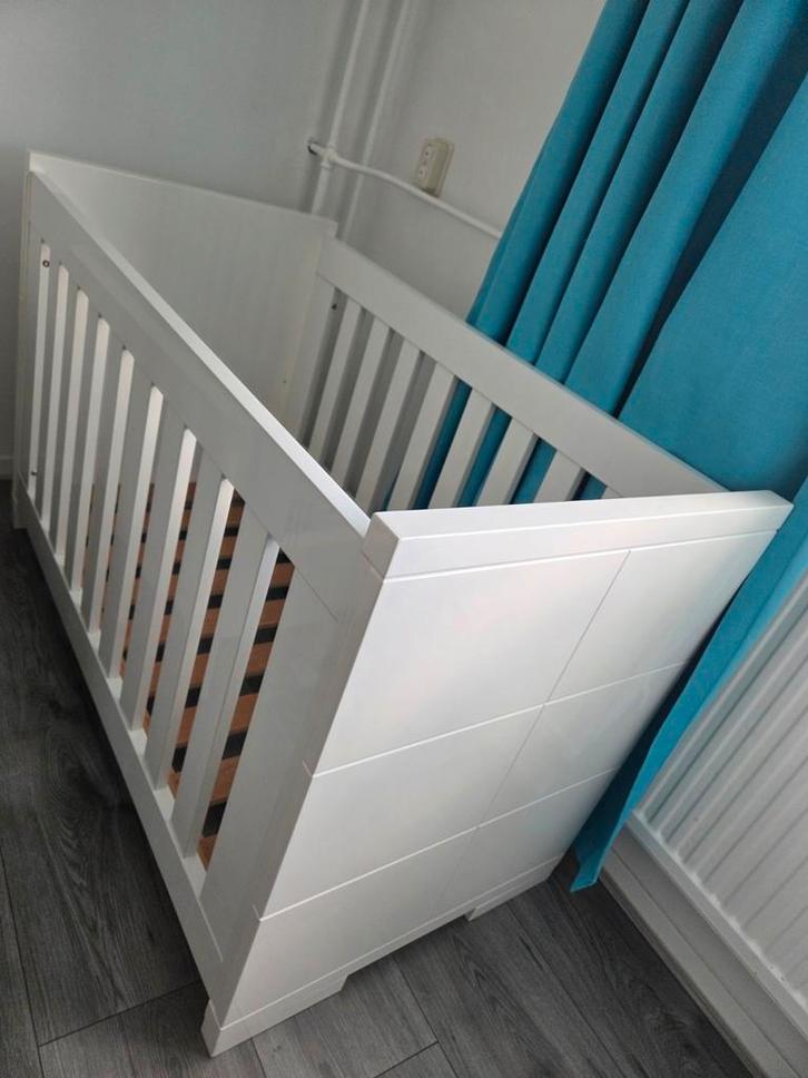 Mooie witte glans Ledikant van het merk Interbaby te koop!, Kinderen en Baby's, Kinderkamer | Complete kinderkamers, Zo goed als nieuw
