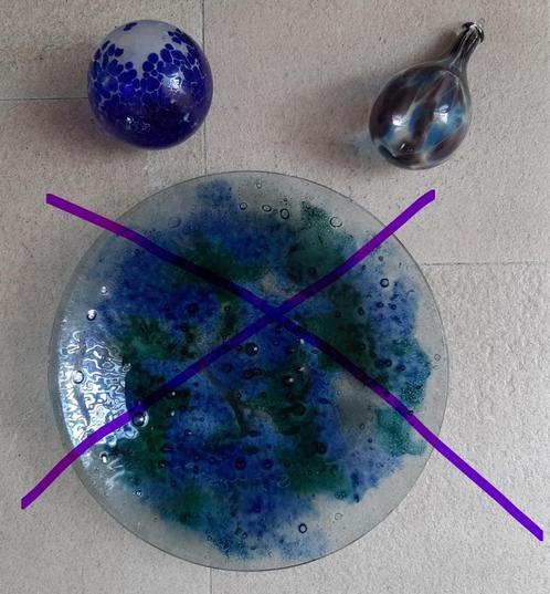 Ronde blauw/witte glazen heksenbol en een blauw/paarse pegel, Antiek en Kunst, Antiek | Glas en Kristal, Ophalen of Verzenden