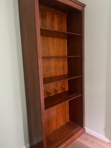 Vintage bookshelf beschikbaar voor biedingen