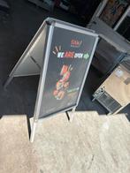 Stoep reclame  alumiunm voor horeca winkel supermarkt, Verzamelen, Merken en Reclamevoorwerpen, Ophalen, Reclamebord