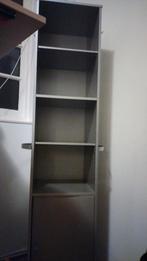 Hoge grijze boekenkast met deur, Huis en Inrichting, Kasten | Roldeurkasten en Archiefkasten, Ophalen, Minder dan 50 cm, Gebruikt
