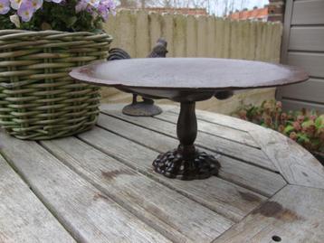 Gietijzeren schaal beschikbaar voor biedingen