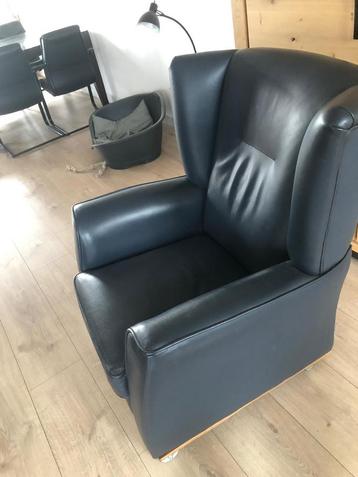 Degelijke blauw leren relaxfauteuil op rollers beschikbaar voor biedingen