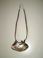 Mooie korte ketting met bruin-tinten en ecru., Met hanger, Kunststof, Bruin, Verzenden