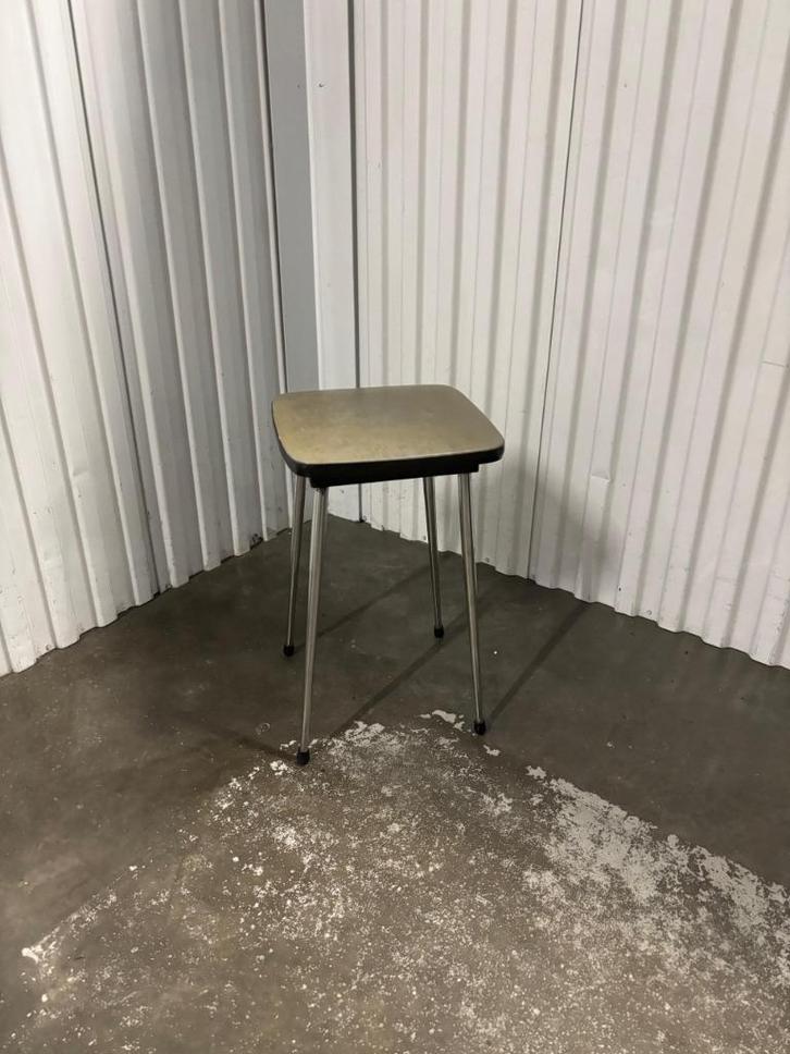 Leuk Vintage Design Krukje, Huis en Inrichting, Krukjes, Gebruikt, IJzer, Ophalen
