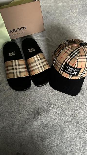 Burberry Slides (44) & Pet setje beschikbaar voor biedingen