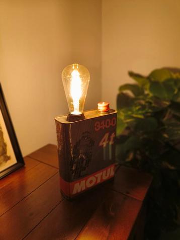 Unieke vintage Motul olieblik lamp – industriële eyecatcher. beschikbaar voor biedingen