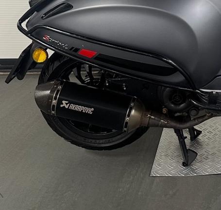 Vespa Sprint Akrapovic uitlaat euro 4, Fietsen en Brommers, Brommeronderdelen | Scooters, Zo goed als nieuw, Vespa, Uitlaat, Ophalen of Verzenden