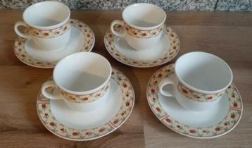 4 x Kop en Schotel ~ Fijn wit PORSELEIN met BLOEMETJES rand beschikbaar voor biedingen