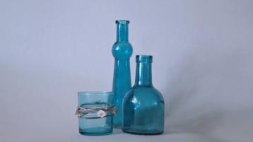 Blauw glaswerk per set beschikbaar voor biedingen
