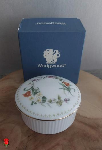 3 Wedgwood dekseldoosjes met Mirabelle patroon  beschikbaar voor biedingen