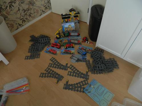 lego trein wagons, rails en station (7997 en 7898) incl boek, Kinderen en Baby's, Speelgoed | Duplo en Lego, Zo goed als nieuw