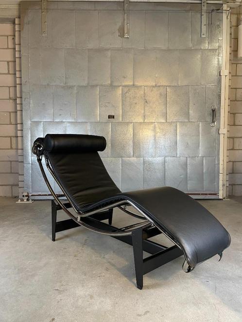 Cassina Lc4 Chaise Longue By Le Corbusier, Huis en Inrichting, Fauteuils, Nieuw, Leer, Metaal, 50 tot 75 cm, 150 cm of meer, Ophalen
