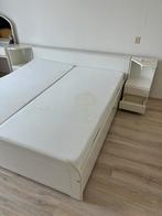 Bed met mattras en bijpassende kastjes, 180 cm, Gebruikt, Wit, Hout