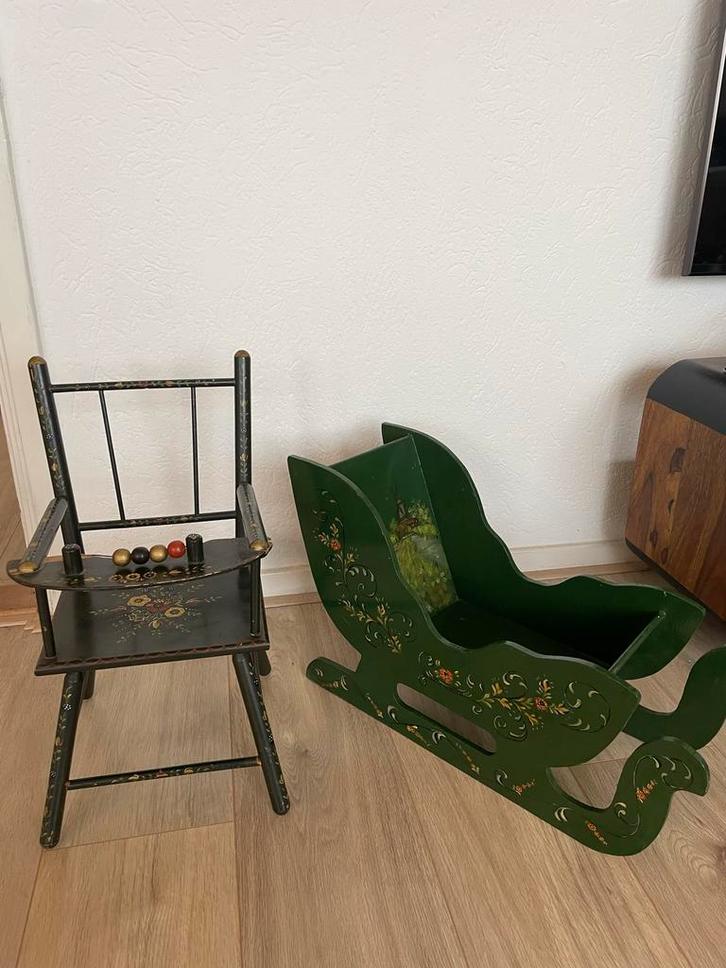 Antieke handgeschilderde poppenstoel en bed, Antiek en Kunst, Antiek | Meubels | Stoelen en Banken, Ophalen of Verzenden