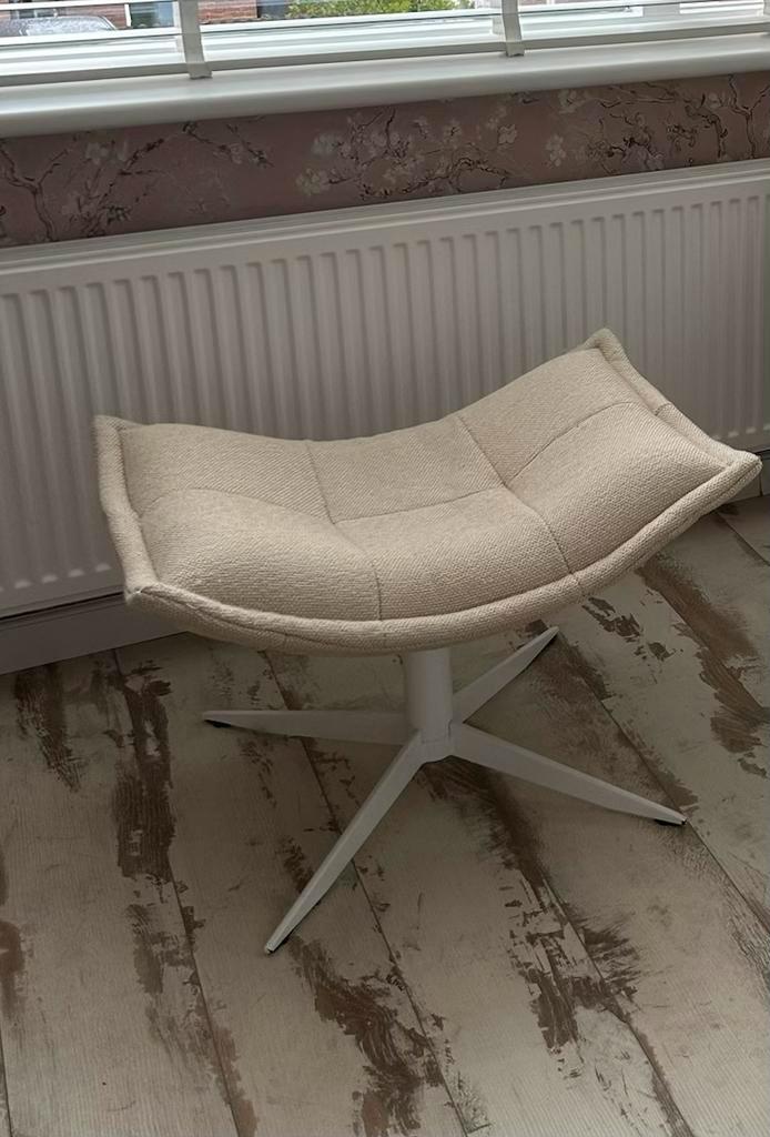 Stijlvolle voetenbank/ hocker, Huis en Inrichting, Stoelen, Zo goed als nieuw, Eén, Metaal, Wit, Ophalen