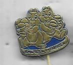 KNABBEL EN BABBEL EEKHOORN STRIP SPELD BLAUWE UITGAVE, Verzamelen, Speldjes, Pins en Buttons, Verzenden, Gebruikt, Overige onderwerpen