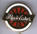 STUDEBAKER wit/rood email op zilverkl auto speldje ( D_051 ), Verzamelen, Verzenden, Zo goed als nieuw, Transport, Speldje of Pin