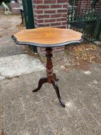 Biedermeier mahonie wijntafel met intarsia op driespant., Ophalen