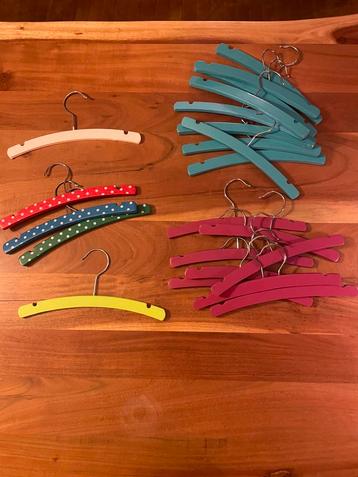 Kinder Kleding Hangers Vrolijk Kleuren Paars Blauw Bolletjes beschikbaar voor biedingen