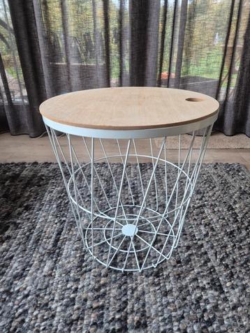 Leuke bijzettafel met opbergmand beschikbaar voor biedingen