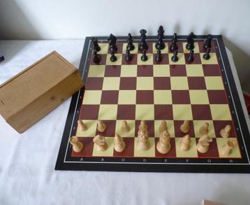 schaakspel met vintage houten stukken beschikbaar voor biedingen