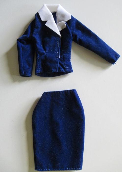Barbie blauw velour pakje, Verzamelen, Poppen, Zo goed als nieuw, Kleertjes, Ophalen