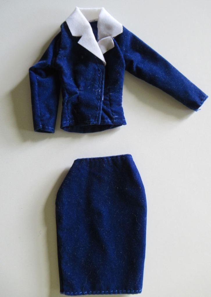Barbie blauw velour pakje, Verzamelen, Poppen, Zo goed als nieuw, Kleertjes, Ophalen