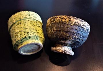 Twee Vintage Bloempotten Chamotte Berkenbast / Motief beschikbaar voor biedingen