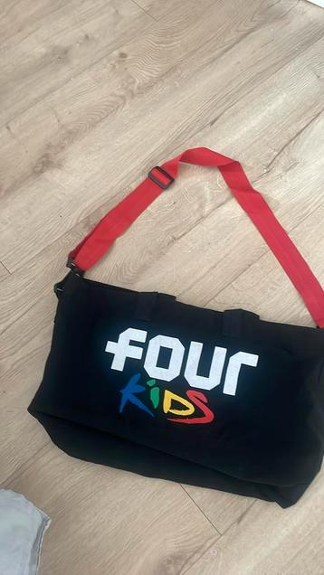 Four kids tas beschikbaar voor biedingen