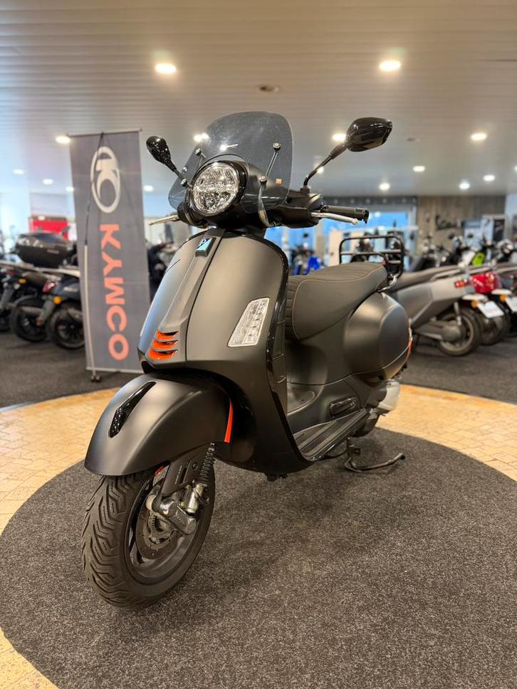 Vespa GTS 300 super sport 2024 KM:1403, Fietsen en Brommers, Scooters | Vespa, Zo goed als nieuw, Overige modellen, Benzine, Ophalen of Verzenden