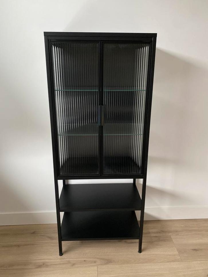 Zwarte Vitrinekast Glas & Metaal, Huis en Inrichting, Kasten | Dressoirs, Zo goed als nieuw, 50 tot 100 cm, 25 tot 50 cm, Met deur(en)