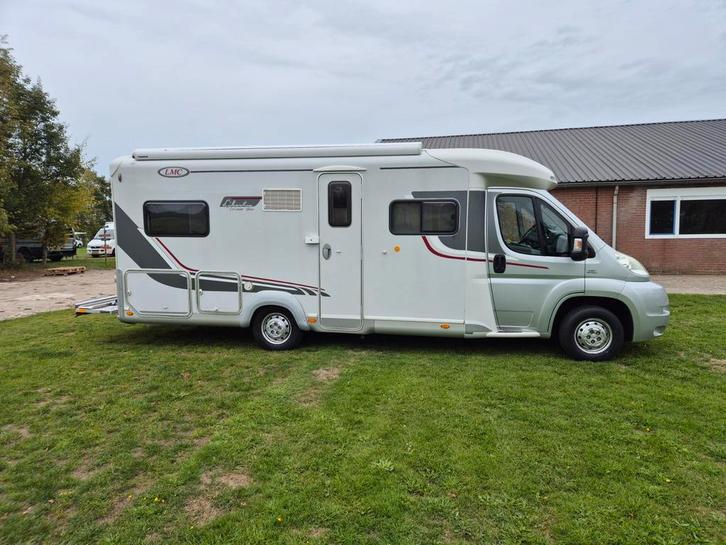 Lmc  camper in topstaat met Frans bed izgst ( 2010 ), Caravans en Kamperen, Campers, Particulier, tot en met 4, Half-integraal