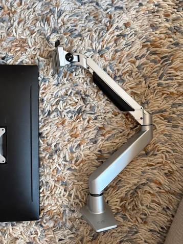 Dell 24" Monitor met Arm beschikbaar voor biedingen