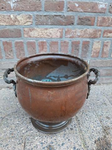 Oude Koperen Pot met Handvatten beschikbaar voor biedingen