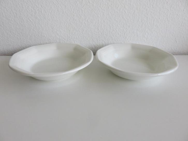 2 witte diepe borden, pasta bord, soep bord keramiek, Huis en Inrichting, Keuken | Servies, Gebruikt, Bord(en), Effen, Keramiek