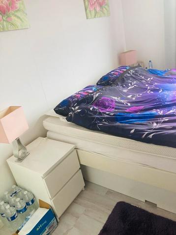 Tweepersoonsbed met matrassen, en nachtkastjes beschikbaar voor biedingen