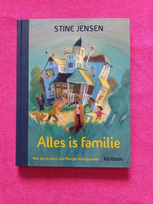 Stine Jensen - Alles is familie, Boeken, Kinderboeken | Jeugd | 13 jaar en ouder, Nieuw, Non-fictie, Ophalen of Verzenden