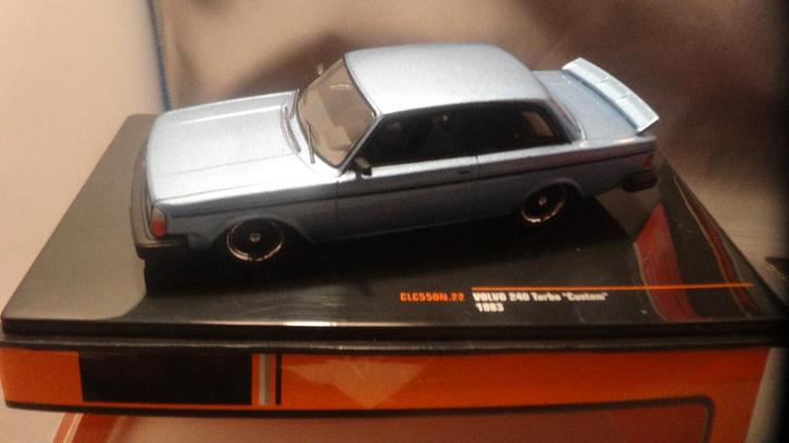 Ixo Volvo 240 Turbo "Custom"  blauw 1:43, Hobby en Vrije tijd, Modelauto's | 1:43, Nieuw, Auto, Overige merken, Verzenden
