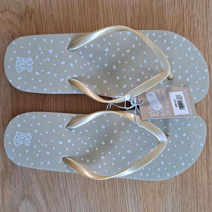 Nieuwe 100%LEUK! Slippers Beige/Wit, Kleding | Dames, Schoenen, Nieuw, Slippers, Beige, Ophalen of Verzenden