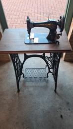2 verschillende naaimachines ene met vast bureau., Antiek en Kunst, Antiek | Naaimachines, Ophalen