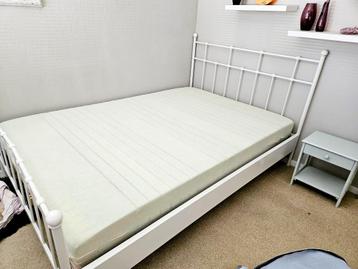 Bed inclusief traagschuim matras beschikbaar voor biedingen