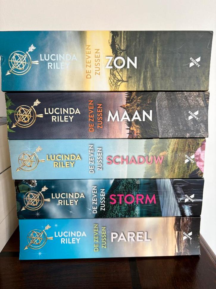 Lucinda Riley 7-Zussen Zon-Maan-Schaduw-Storm-Parel-Atlas, Boeken, Romans, Zo goed als nieuw, Nederland, Ophalen