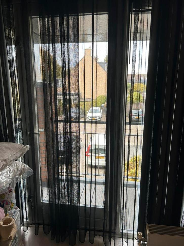 Prachtige zwarte vitrage in between, Huis en Inrichting, Stoffering | Gordijnen en Lamellen, Zo goed als nieuw, 200 cm of meer