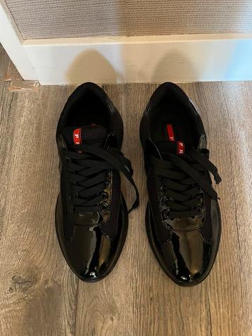 Prada cups zwart beschikbaar voor biedingen
